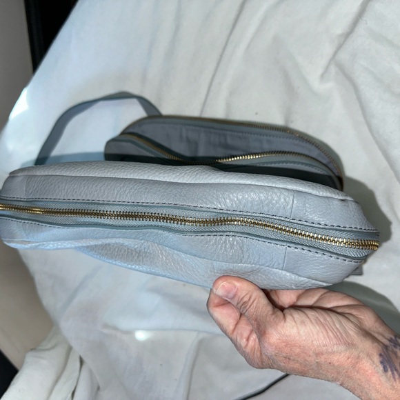 Fossil Blue Leather crossbody messenger type bag. - Picture 4 of 5